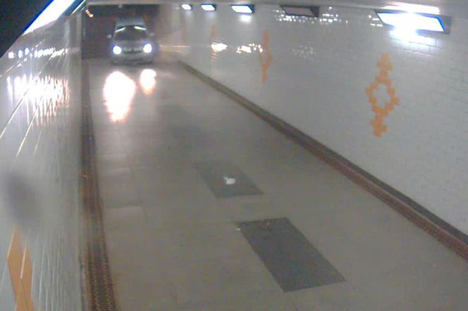 AUTO W TUNELU DLA PIESZYCH [ZDJĘCIA]