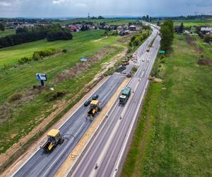 Trwa remont gierkówki w województwie  śląskim. Drogowcy układają nawierzchnię