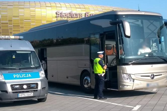  Kontrole autokarów przy gdańskim stadionie. Policjanci sprawdzają kierowców 