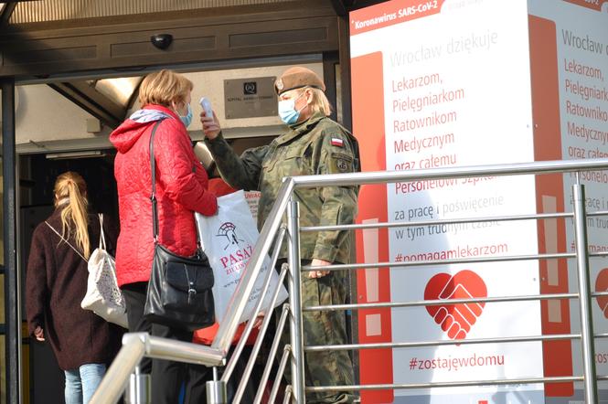 Żołnierze Wojsk Obrony Terytorialnej pomagają w tej chwili w ośmiu szpitalach na Dolnym Śląsku