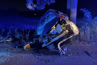 ​Samochód osobowy uderzył w drzewo. Groźny nocny wypadek w Lesznie