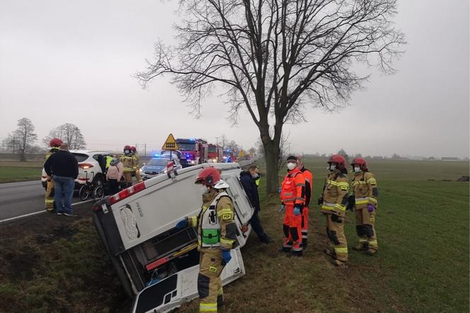 Krzywizna: Wypadek na DK 11. W busie niepełnosprawne dzieci. Są ranni! [ZDJĘCIA]