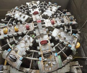 Metro w Warszawie już wozi pasażerów, ale wciąż są drążone nowe linie