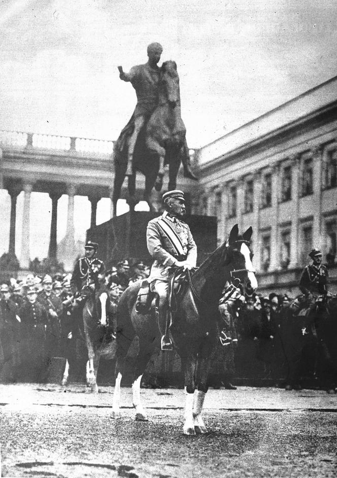 Józef Piłsudski na wiernej Kasztance przyjmuje defiladę wojsk na Placu Saskim w Warszawie, 11 listopada 1926 r.