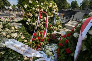 Kaczyński i Szydło pożegnali kwiatami syna Holeckiej