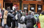 Tłumy przed otwartą restauracją w Zakopanem