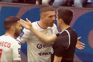 Lukas Podolski wściekł się na sędziego. Czerwona kartka się należała? Zobacz wideo