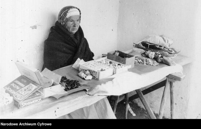 Starsza kobieta handlująca słodyczami. Śląsk Cieszyński. 1931 rok