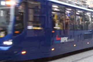Mężczyzna wpadł pod tramwaj jadący ulicą Legnicką. Duże utrudnienia w ruchu