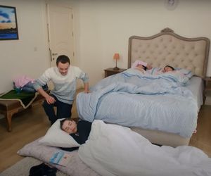 Alper zboczeńcem! Rankiem zakradnie się do sypialni kobiet.