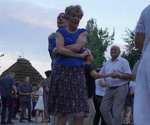 „Tańcowali” na parkiecie w Muzeum Wsi Lubelskiej aż miło było patrzeć! FOTORELACJA z sobotniej potańcówki