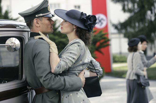 Zatoka szpiegów 2 sezon. Franz Neumann (Bartosz Gelner), Anna Malicka (Maria Świłpa)