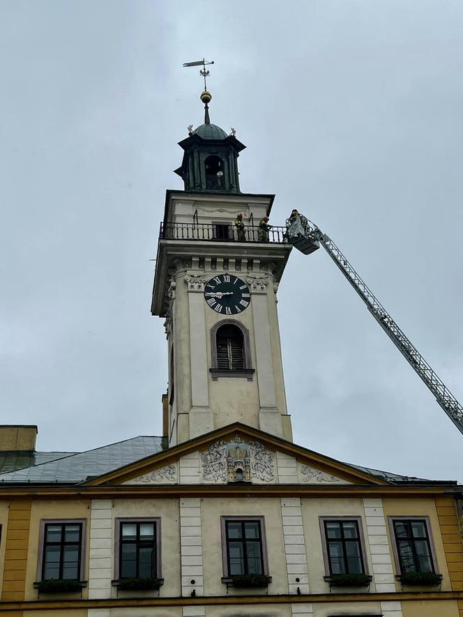 Pożar wieży ratuszowej w Cieszynie. Z Ratusza ewakuowano pracowników i petentów