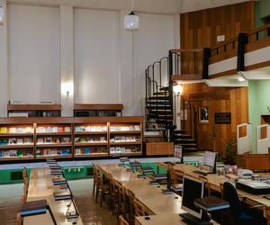 Biblioteka Uniwersytetu Opolskiego - zdjęcia. Zobacz zachowane wnętrza z lat 70.