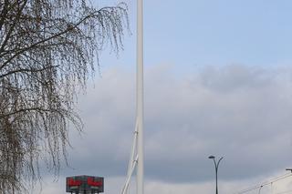 Skandal. Flaga w strzępach wisi na warszawskim rondzie