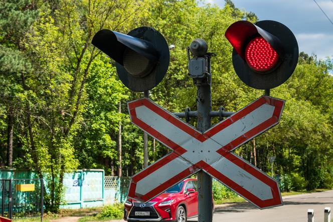 Po pijanemu kierował samochodem. 36-latek ZASNĄŁ PRZED PRZEJAZDEM KOLEJOWYM!