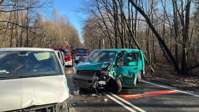 Wypadek w Katowicach. Zderzyły się dwa samochody dostawcze