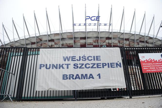 Darmowe noclegownie, szczepienia bez zapisu. Tak Warszawa pomaga uchodźcom