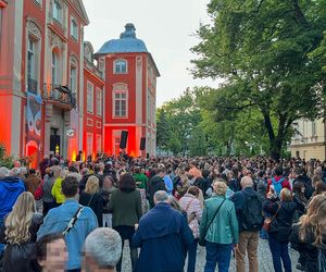 Maciej Musiał całował ukochaną na balkonie