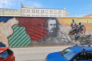 Rawicz z nowym historycznym muralem. Burmistrz: „To miejsce zyska nowoczesny i piękny charakter”