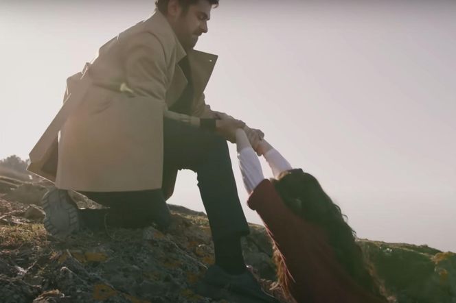 W ostatniej chwili ratuje ją Halil 