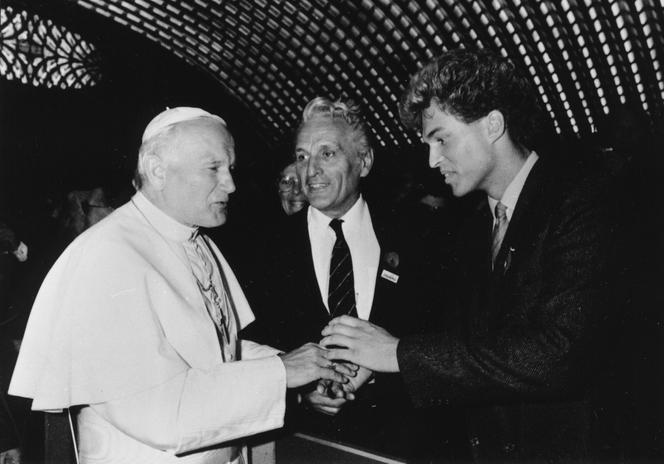Papież Jan Paweł II w rozmowie z Tadeuszem Nowakowskim i jego synem Markiem, Wiedeń 1984. 