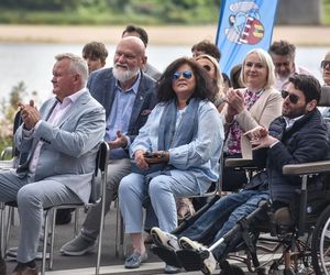 Kolorowa parada na otwarcie Dni Torunia. Przeszła przez serce toruńskiej starówki