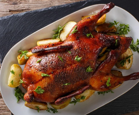 Tak Magda Gessler robi kaczkę z jabłkami! Przepis z Kuchennych rewolucji w barze Ibis