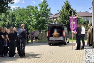 Kolorowe kwiaty i morze łez na pogrzebie Katarzyny z Raby Wyżnej. Zazdrosny mąż zabił ją 10 metrów od domu