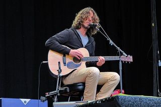 Wdowa po Chrisie Cornellu udostępniła niezwykłe wideo w sieci. Lider Soundgarden śpiewa z córką wielki hit Eminema i Rihanny