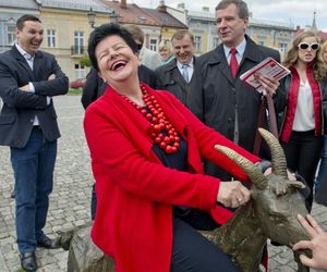  Joanna Senyszyn w czerwonych koralach  