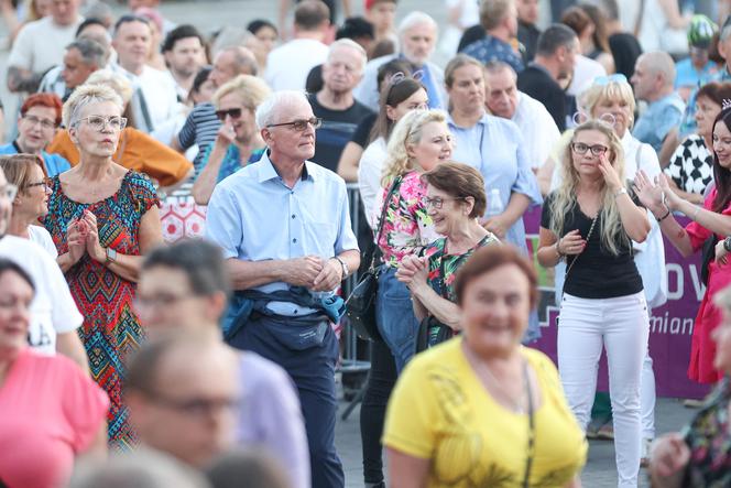 Potańcówka przed teatrem w Katowicach