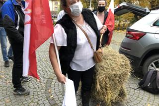 Protest rolników w Szczecinku. Do biura PiS przyjechali z sianem [FOTO,WIDEO]