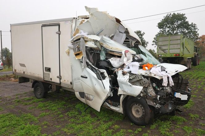 Bus wbił się w tył przyczepy traktora! O krok od tragedii na DK 62