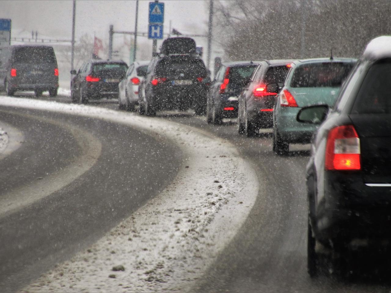 Groźny wypadek na DTŚ w Katowicach. Wszystko przez śnieg i trudne warunki. Są ogromne utrudnienia