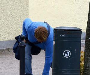 Ilona Łepkowska z mężem i psem na spacerze w Sopocie