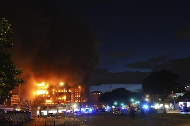 Ogromny pożar, spłonęły dwa 14-piętrowe bloki! Są ofiary i ranni