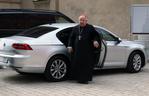 Kardynał Stanisław Dziwisz wożony Volkswagenem Passatem