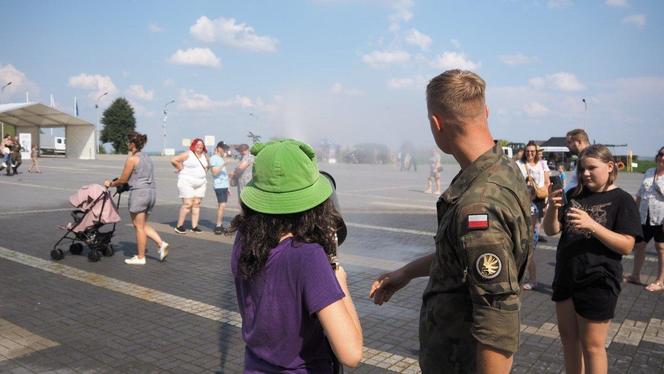 Kopiec Wyzwolenia w Piekarach Śląskich pełen sprzętu wojskowego. Piknik militarny z okazji Święta Wojska Polskiego