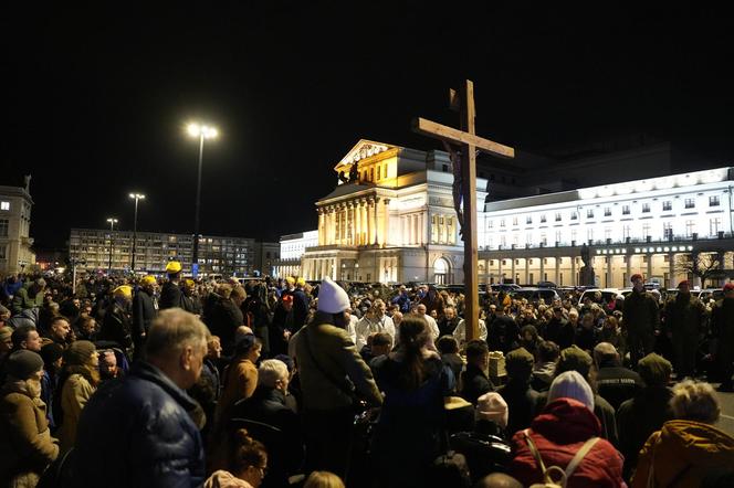 Tłumy wiernych przeszły przez stolicę. Centralną Drogę Krzyżową poprowadził kardynał Nycz