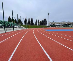 Ostatnie dni remontu stadionu w Starachowicach. Na bieżni pojwiły się tory