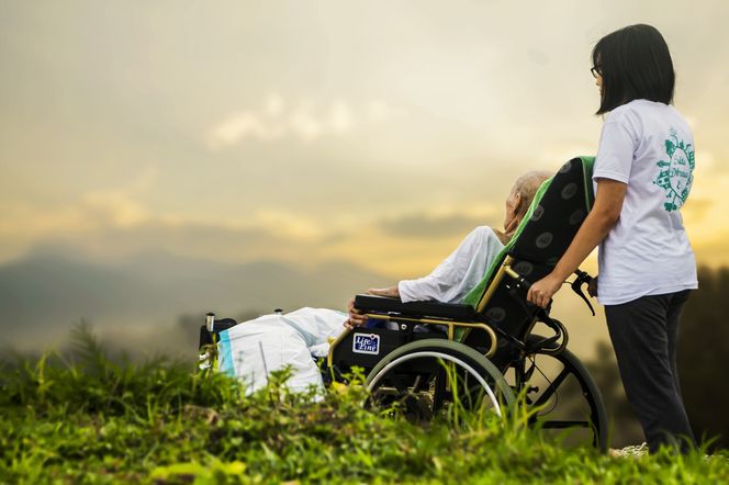 Chory pacjent wózek hospicjum opieka