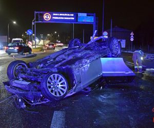 Tychy: Kompletnie pijany kierowca BMW skosił znaki drogowe i latarnię, a potem dachował