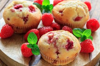 Waniliowe muffinki z malinami. Wystarczy 30 minut, a wychodzą obłędnie