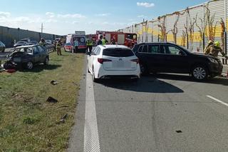  Szokujący wypadek na S8 pod Pabianicami! Zmiażdżone auta i kilka osób rannych [ZDJĘCIA]