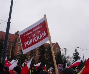 „Zielony Ład=Głód”, „Mleko nie jest z Biedronki”. Te hasła pojawiły się na proteście rolników w Olsztynie