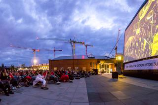 Kino plenerowe przed Centrum Historii Zajezdnia