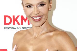 Doda cała w piórkach