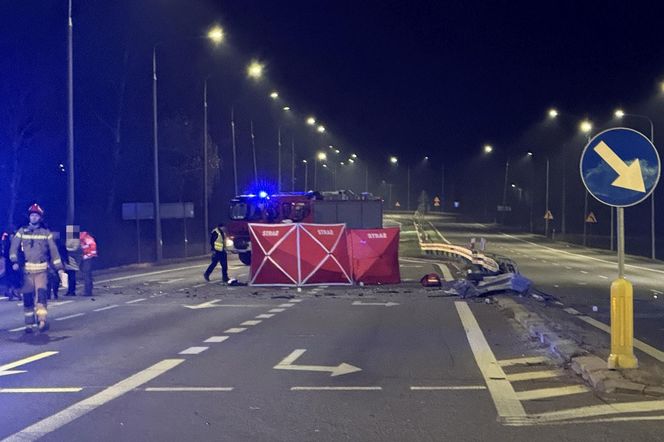 Tragiczny wypadek na Mazowszu. Karetka na sygnale dachowała w rowie. Jeden ratownik zginął na miejscu