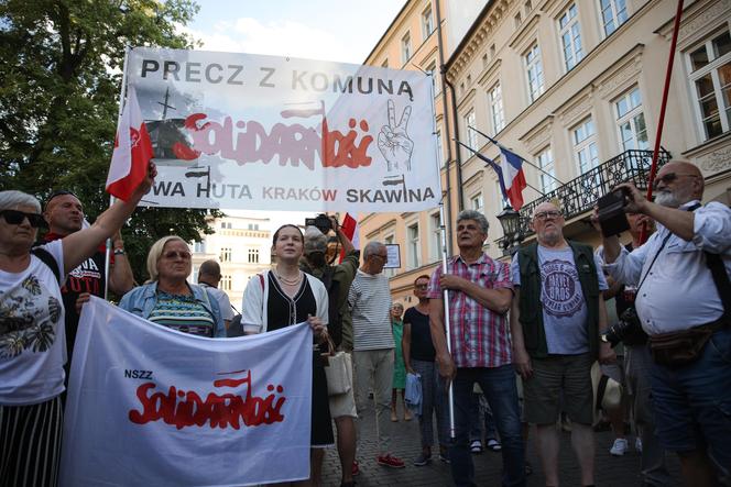 „Stop Obrażaniu Katolików”. Protest w Krakowie po inauguracji IO